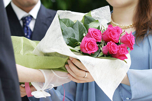 結婚式で花束を渡す様子